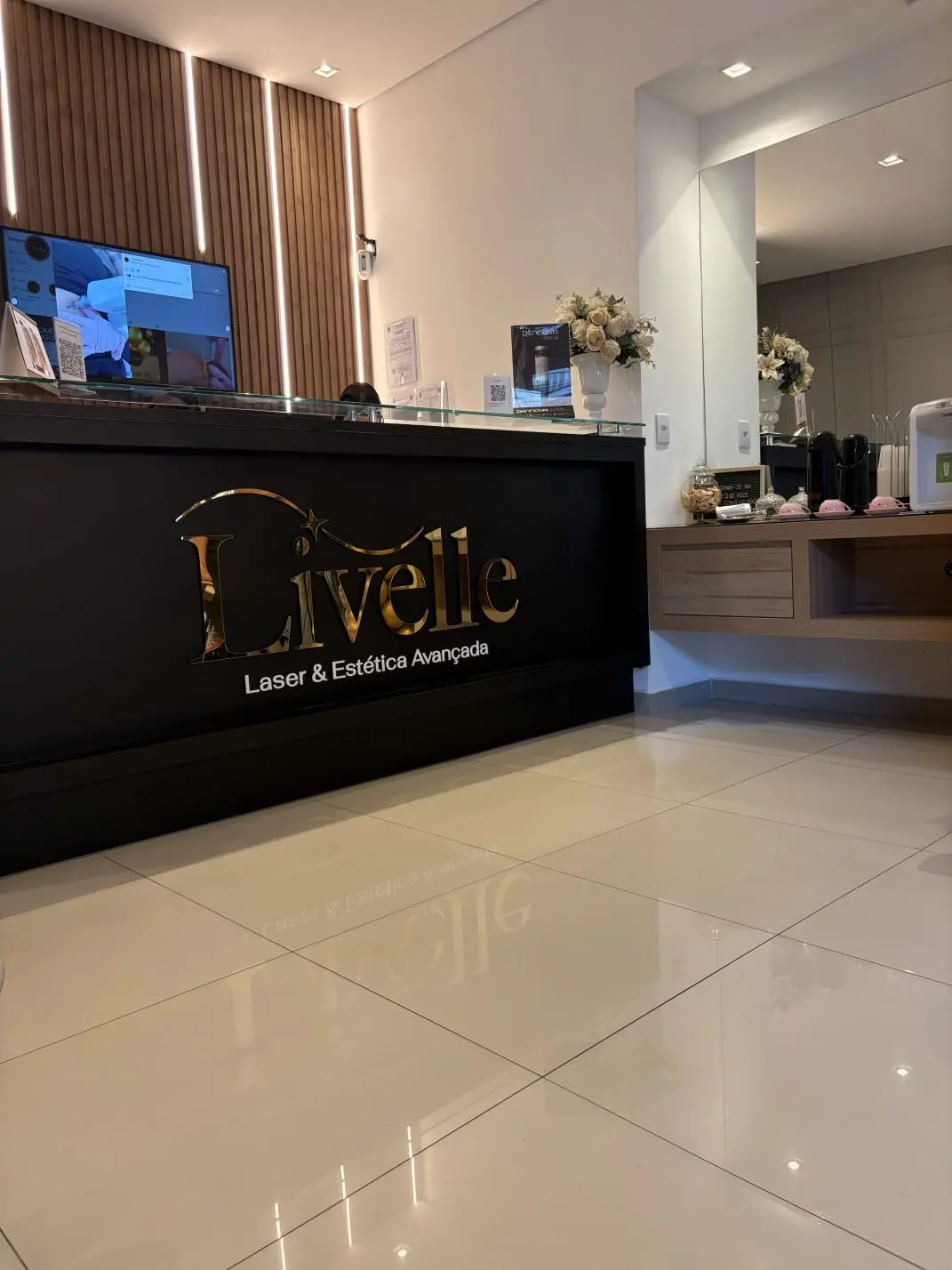 Recepção da Livelle Laser & Estética Avançada, na Tijuca, com o letreiro dourado da marca